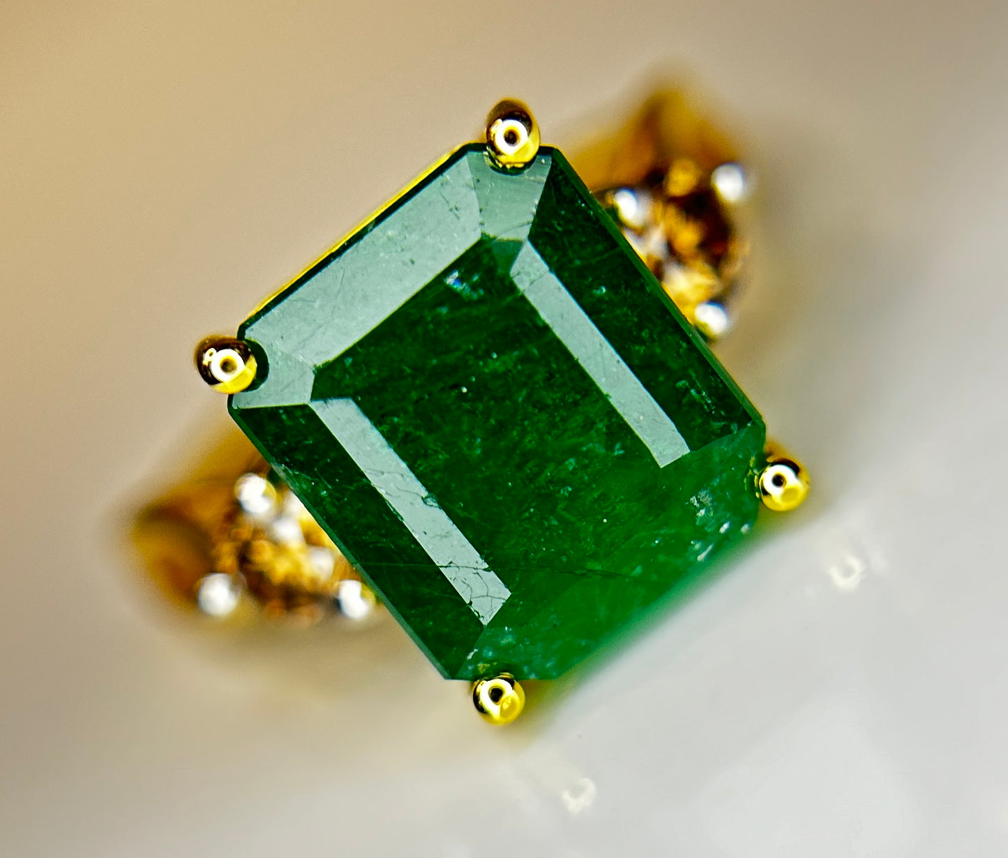 Beautiful Natural Emerald 4.76 CT With Natural Diamonds & 18k Gold