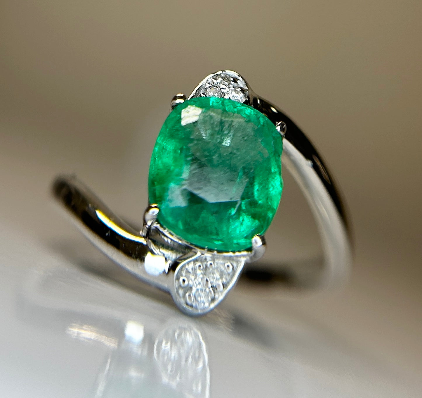 Beautiful Natural Emerald 2.19 Ct With Natural Diamonds & 18k Gold