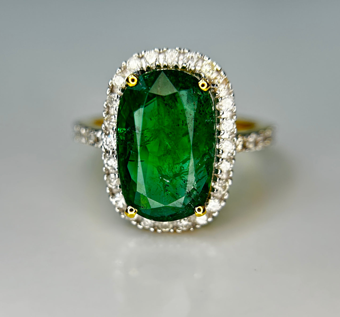 Beautiful Natural Emerald 3.90 CT With Natural Diamonds & 18k Gold