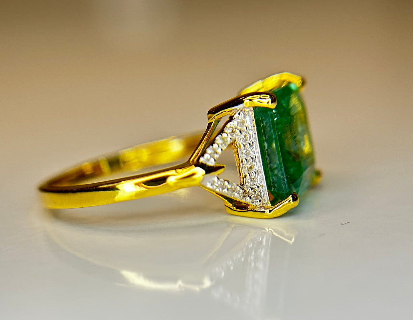 Beautiful Natural Emerald 2.21 CT With Natural Diamonds & 18k Gold