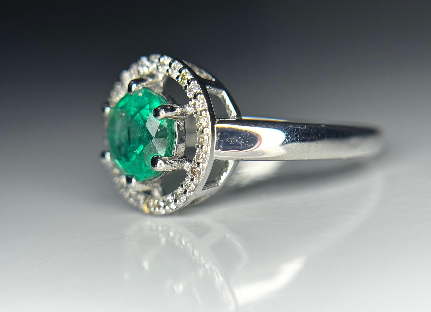 Beautiful Natural Emerald Ring With Natural Diamonds and 18k Gold