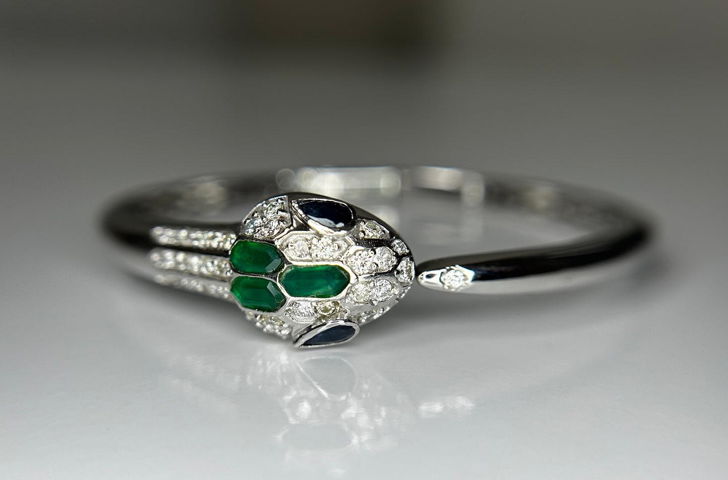 Beautiful Natural Diamond, Blue Sapphire and Green Onyx Snake Bracelet With 18k White Gold