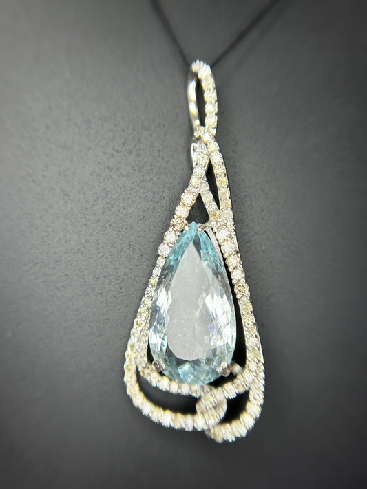 Beautiful Natural Flawless 8.81 CT Aquamarine Pendant With Diamonds and 18k Gold