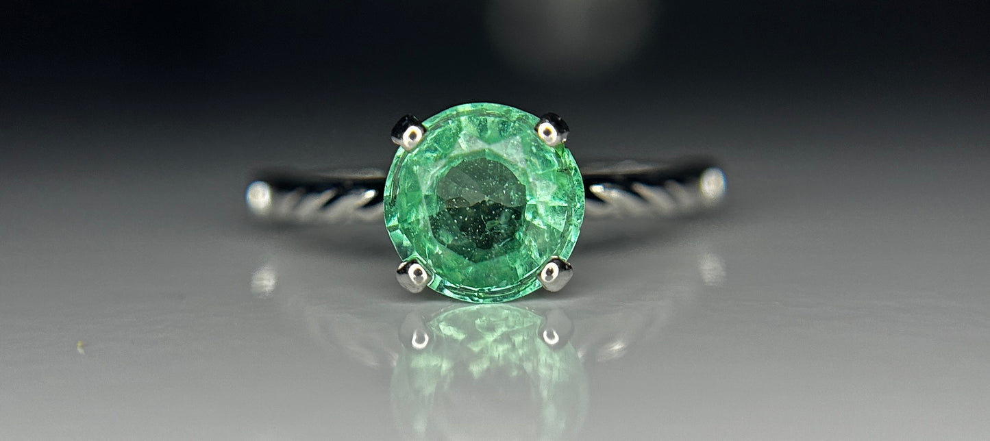 Beautiful 1.35ct Natural Emerald With Natural Diamonds & 18k Gold