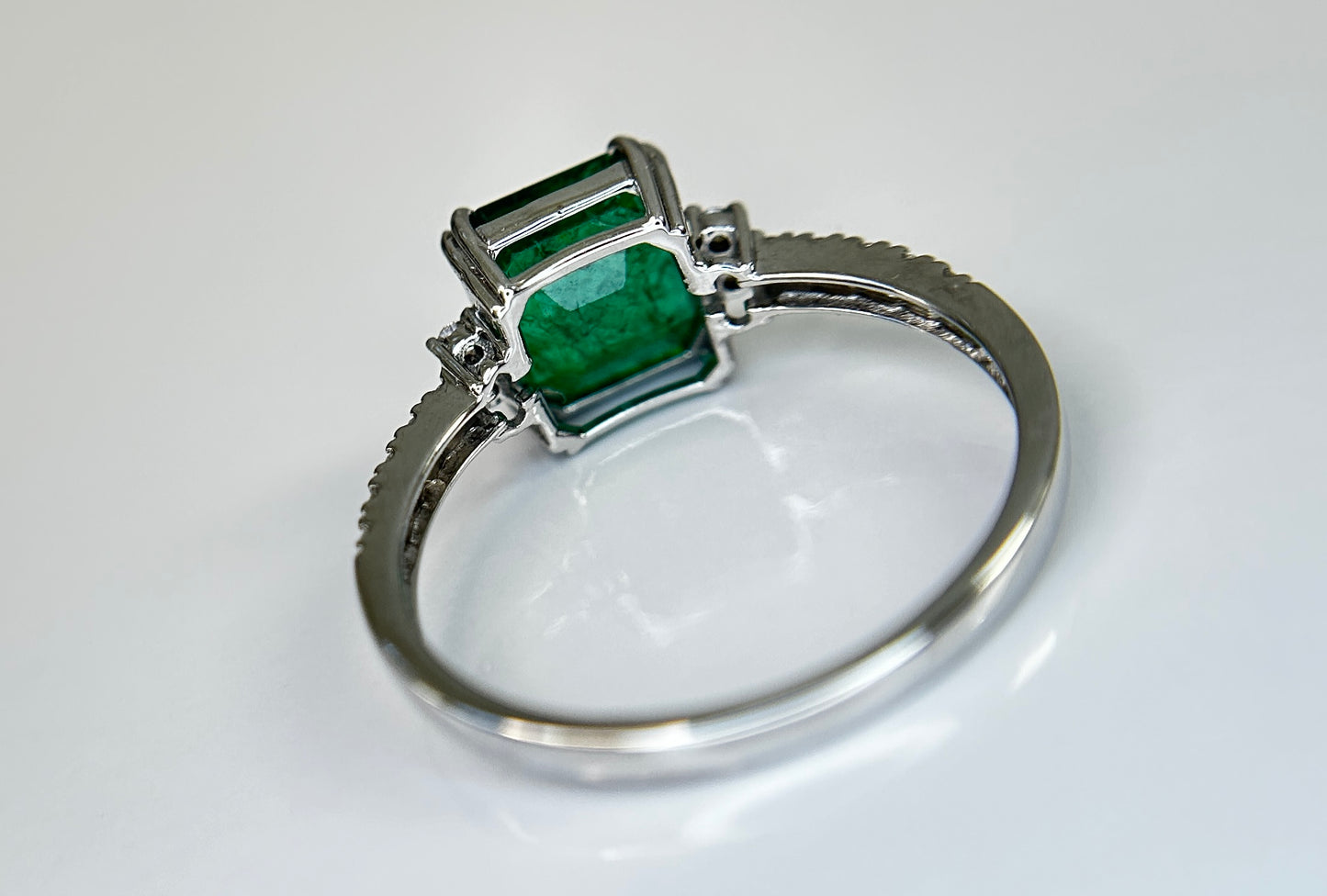 Beautiful Natural Emerald 2.30 CT With Natural Diamonds & 18k Gold