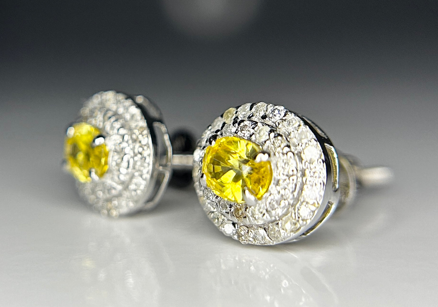 Beautiful 0.92 CT Unheated Ceylon Yellow Sapphire With Natural Diamonds & 18k Gold