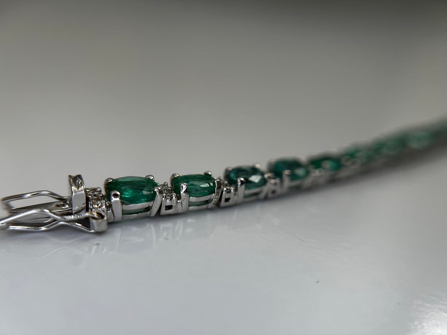 Beautiful 11.10 CTS Natural Emerald Bracelet With Natural Diamonds & 18k Gold