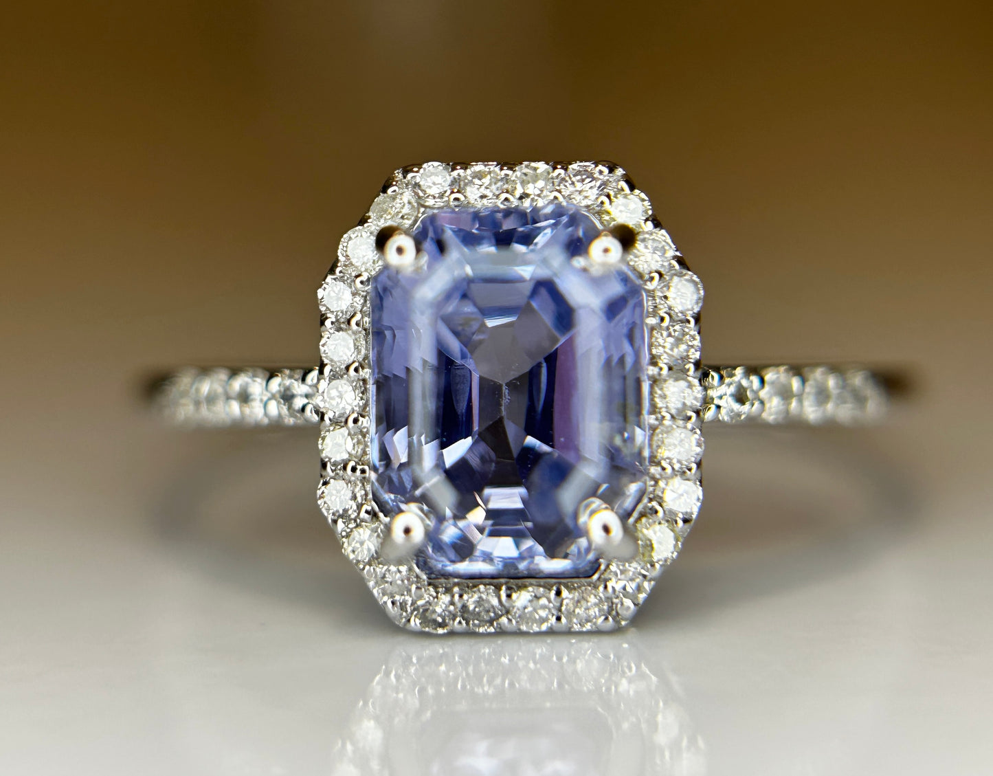 Beautiful 1.75 CT Unheated Ceylon Cornflour Blue Sapphire Diamonds & 18k Gold