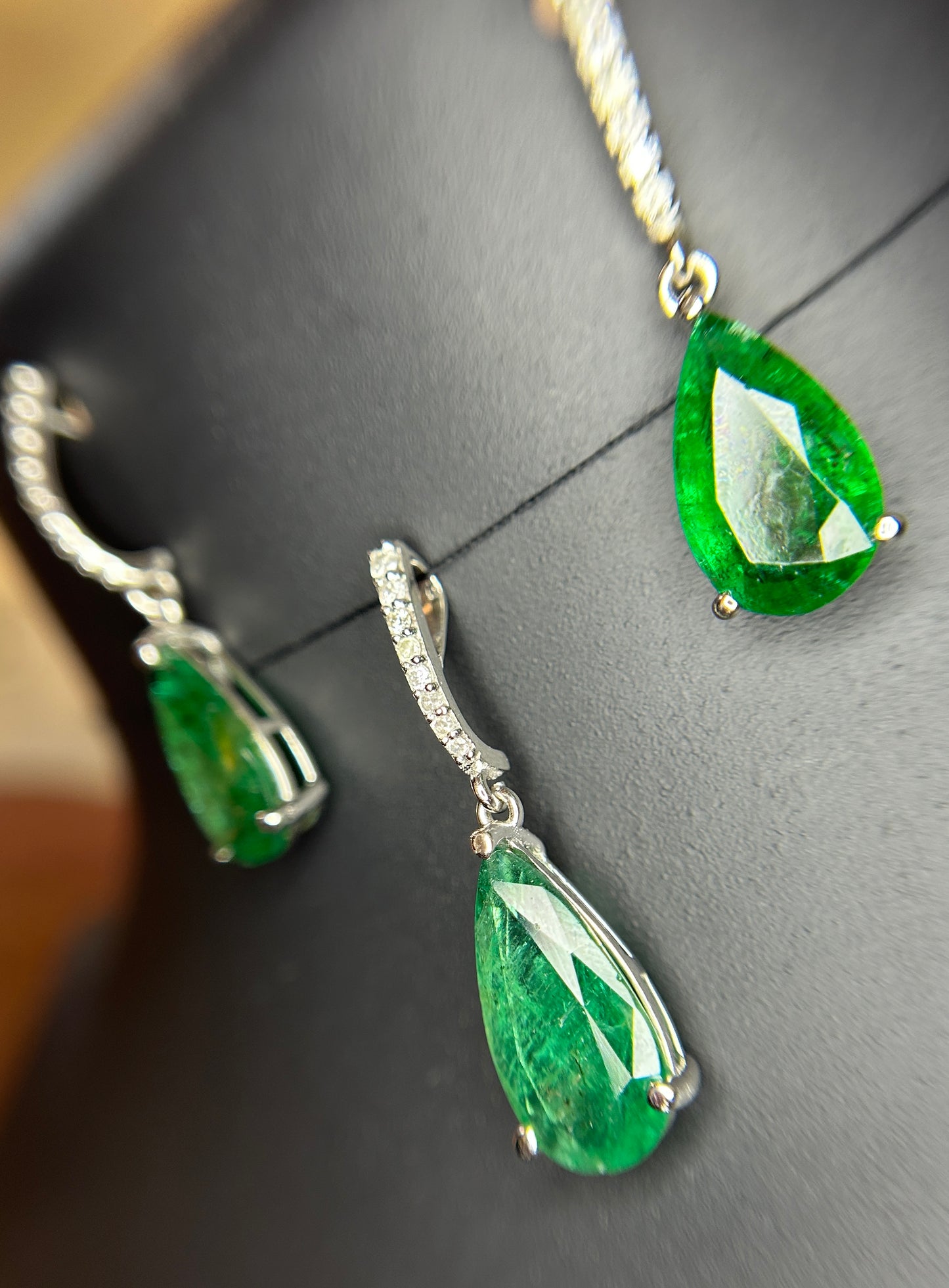 Beautiful 12.27ct Natural Emerald Earrings and Pendant Set With Natural Diamonds & 18k Gold