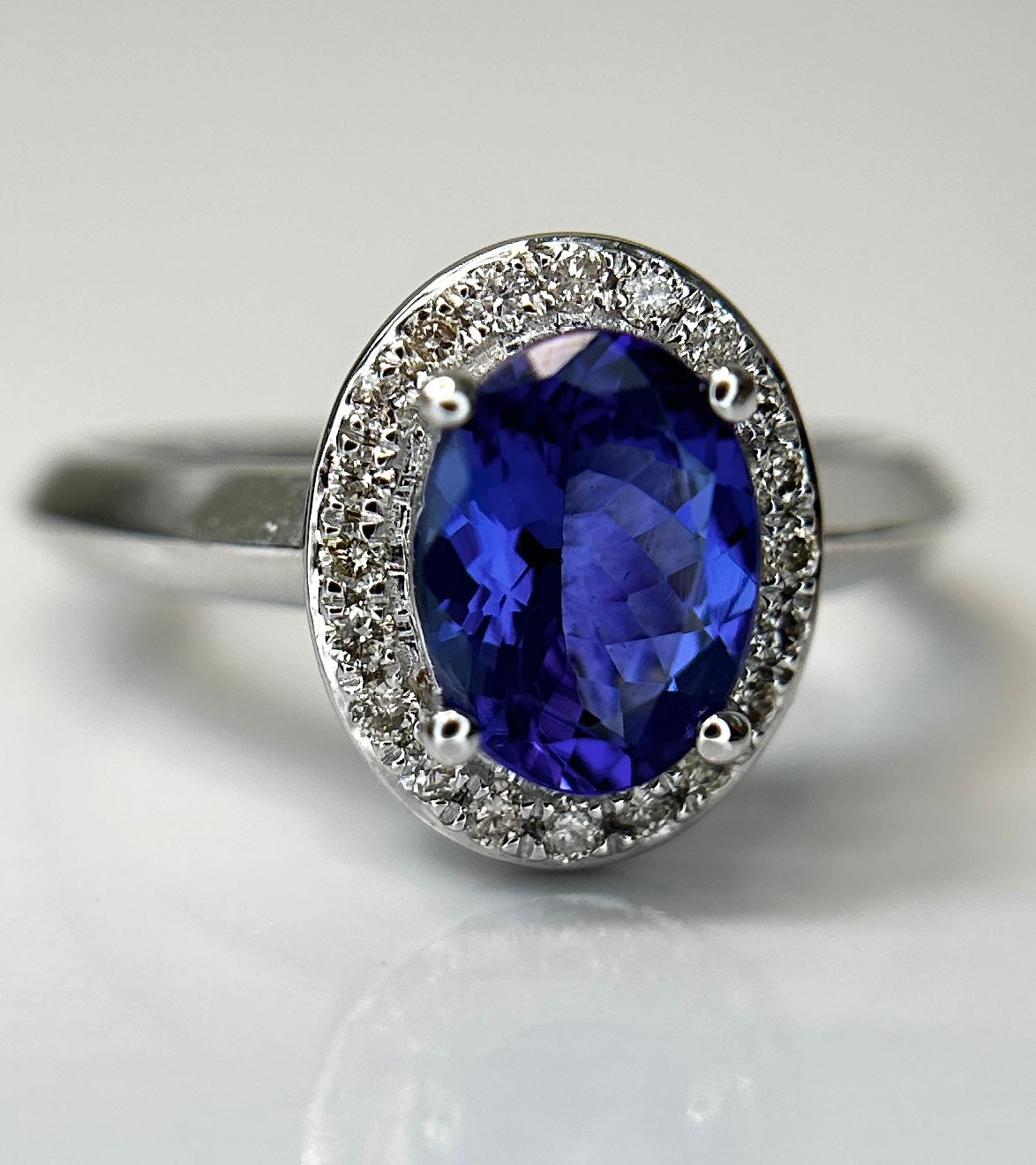 Beautiful Natural Tanzanite Ring With Diamonds and 18k Gold