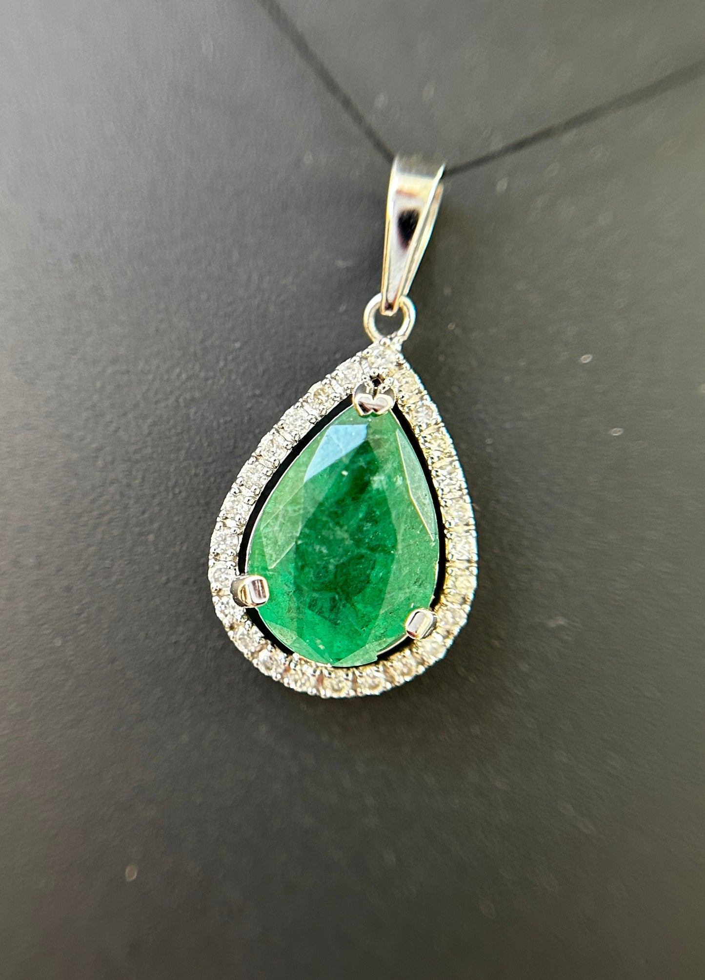 Beautiful Natural Emerald 4.16CT With Natural Diamonds & 18k Gold