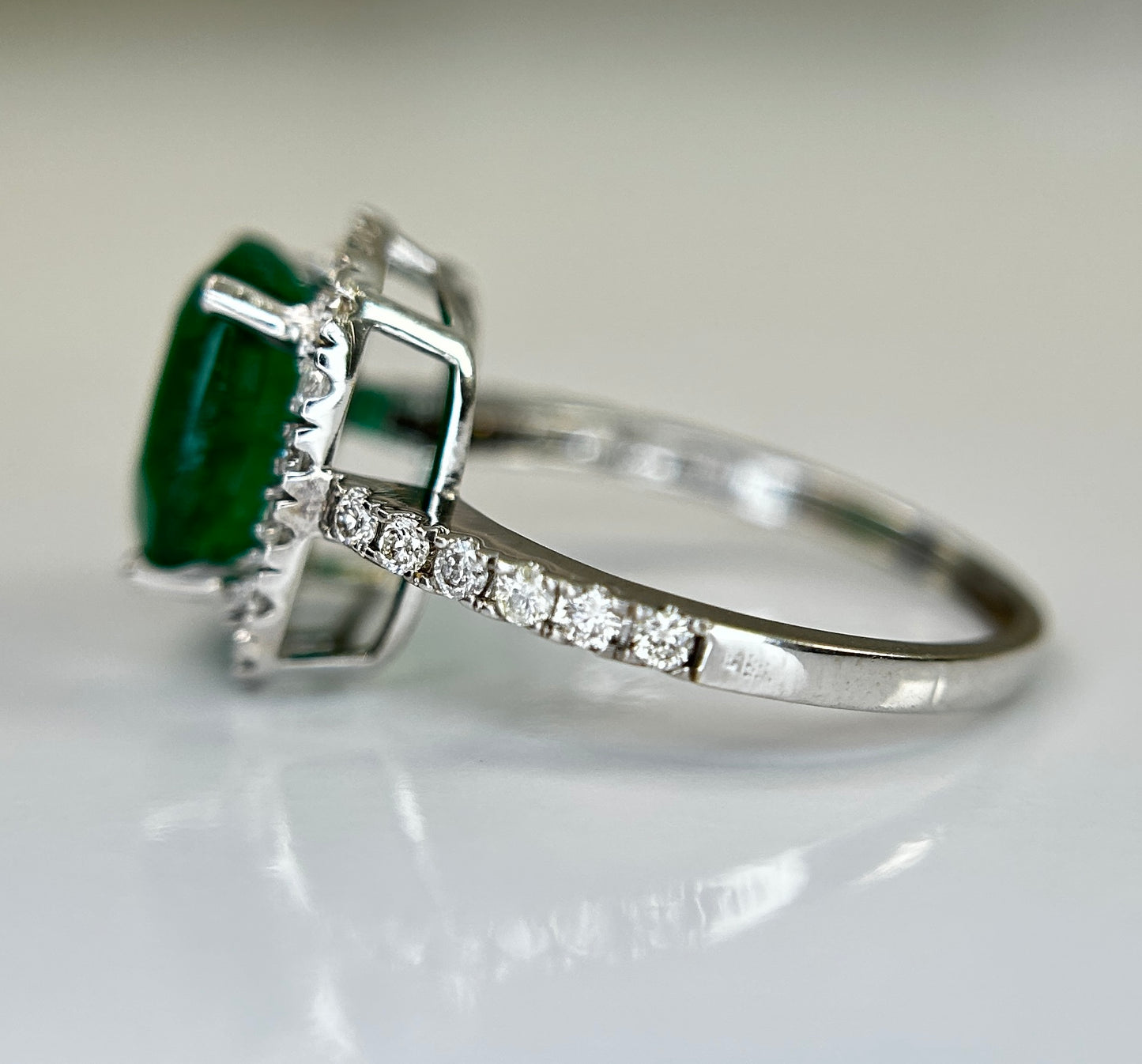 Beautiful Natural 2.81ct Emerald With Natural Diamonds & 18k Gold