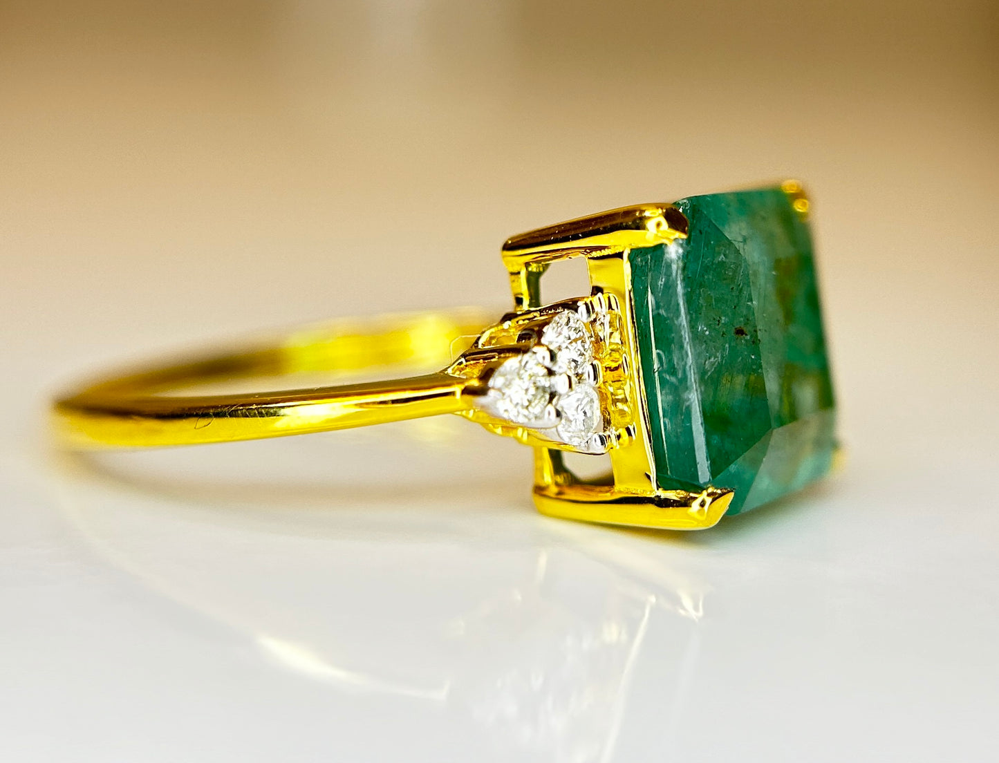 Beautiful Natural Emerald 3.25 CT With Natural Diamonds & 18k Gold