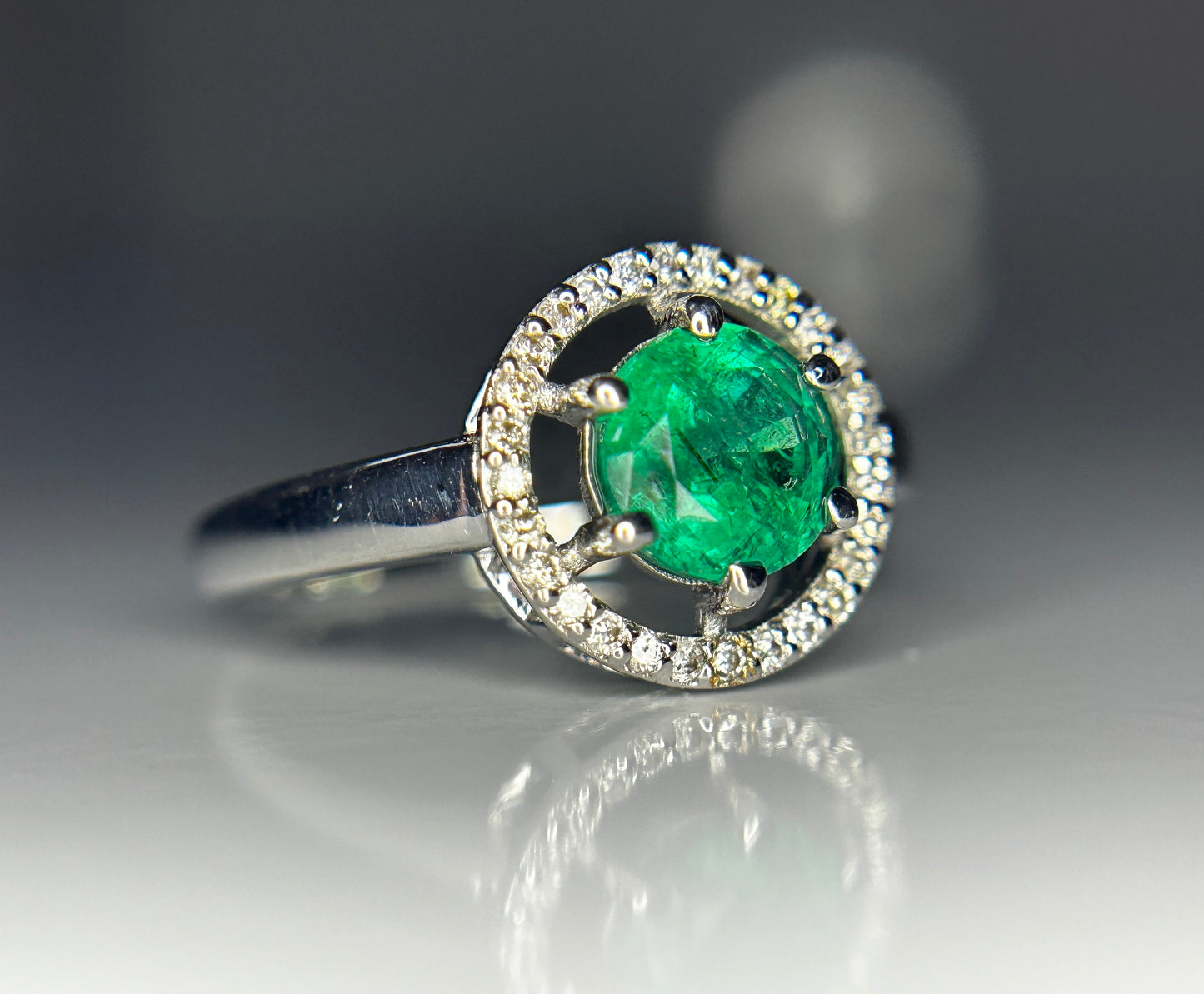 Beautiful Natural Emerald Ring With Natural Diamonds and 18k Gold