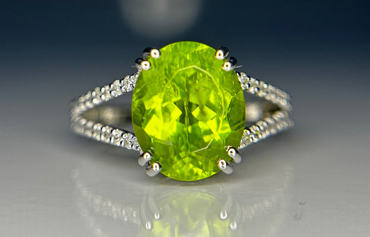 Beautiful 4.41 CT Natural Peridot With Natural Diamonds & 18k Gold