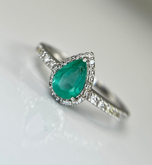 Beautiful Natural Emerald 0.68 CT With Natural Diamonds & 18k Gold