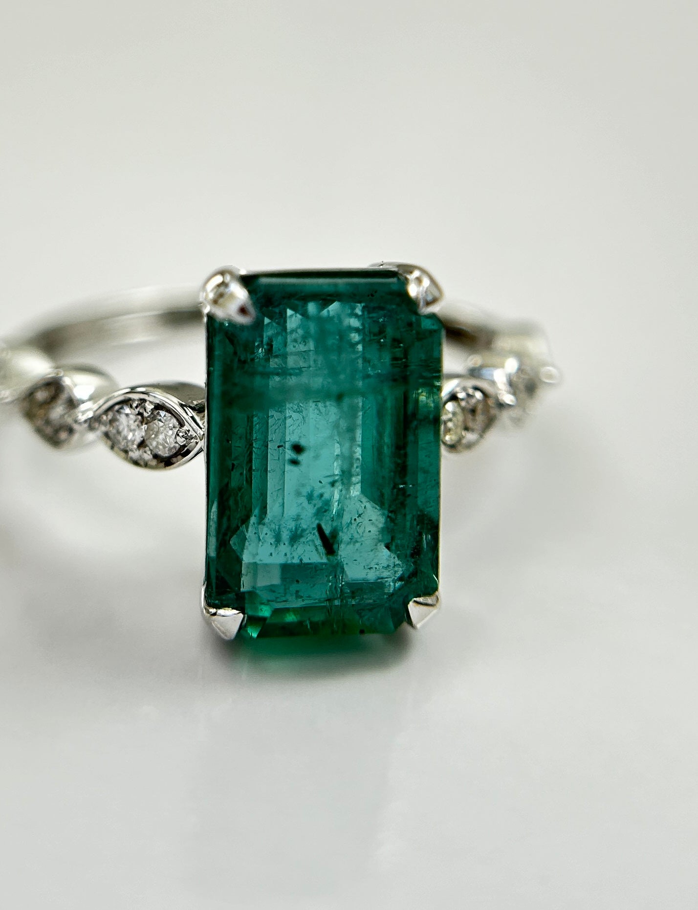 Beautiful Natural Emerald 3.97CT With Natural Diamonds & 18k Gold