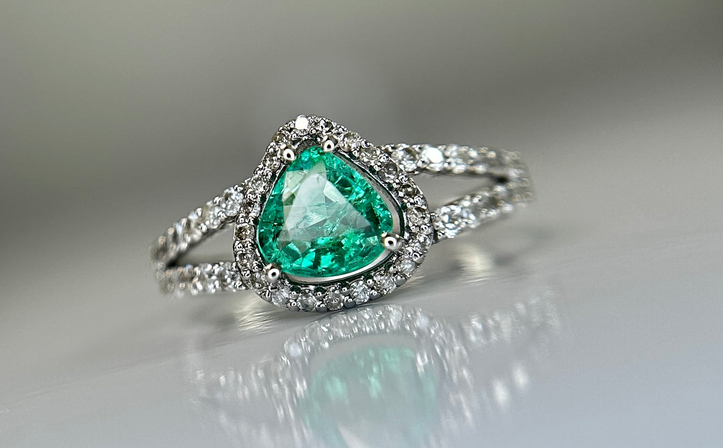 Beautiful Natural Emerald 0.66 CT With Natural Diamonds & 18k Gold