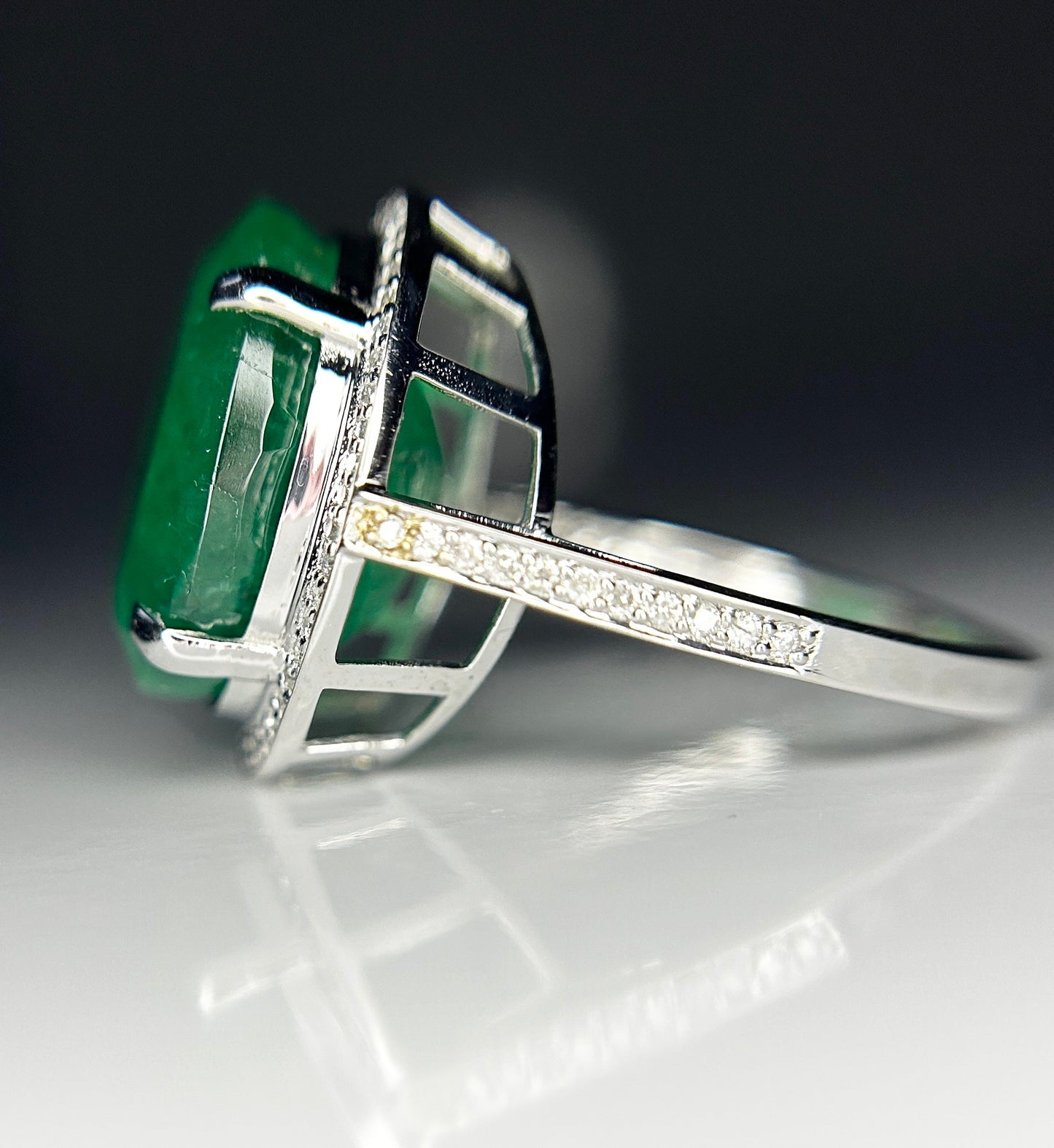 Beautiful 10.30 ct Natural Emerald With Natural Diamonds & 18k Gold