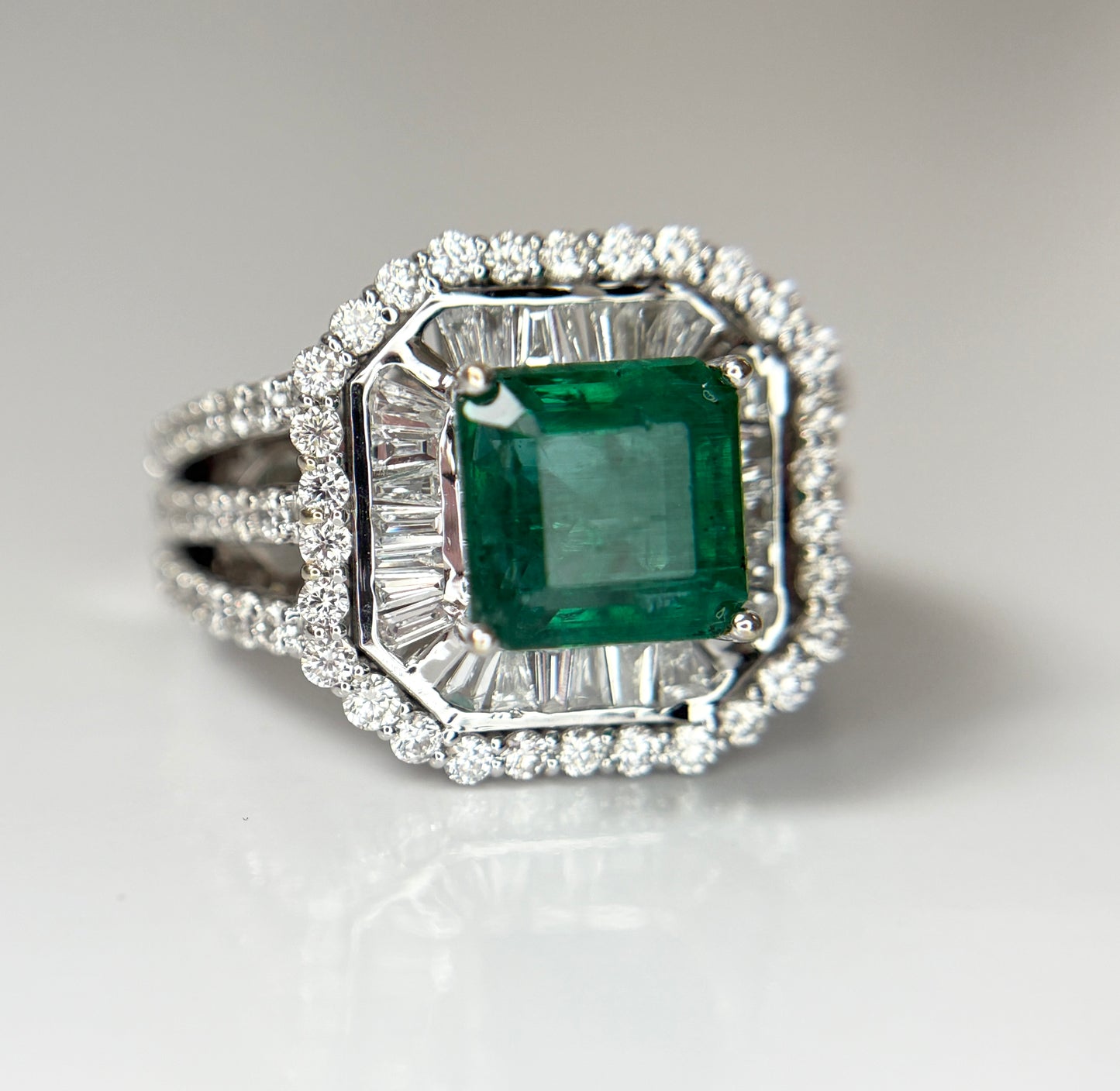 Beautiful 3.01 CT Natural Emerald With 1.68 CT Natural Diamonds & 18k Gold