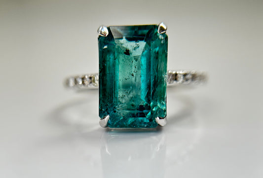 Beautiful Natural Emerald 4.26 CT With Natural Diamonds & 18k Gold