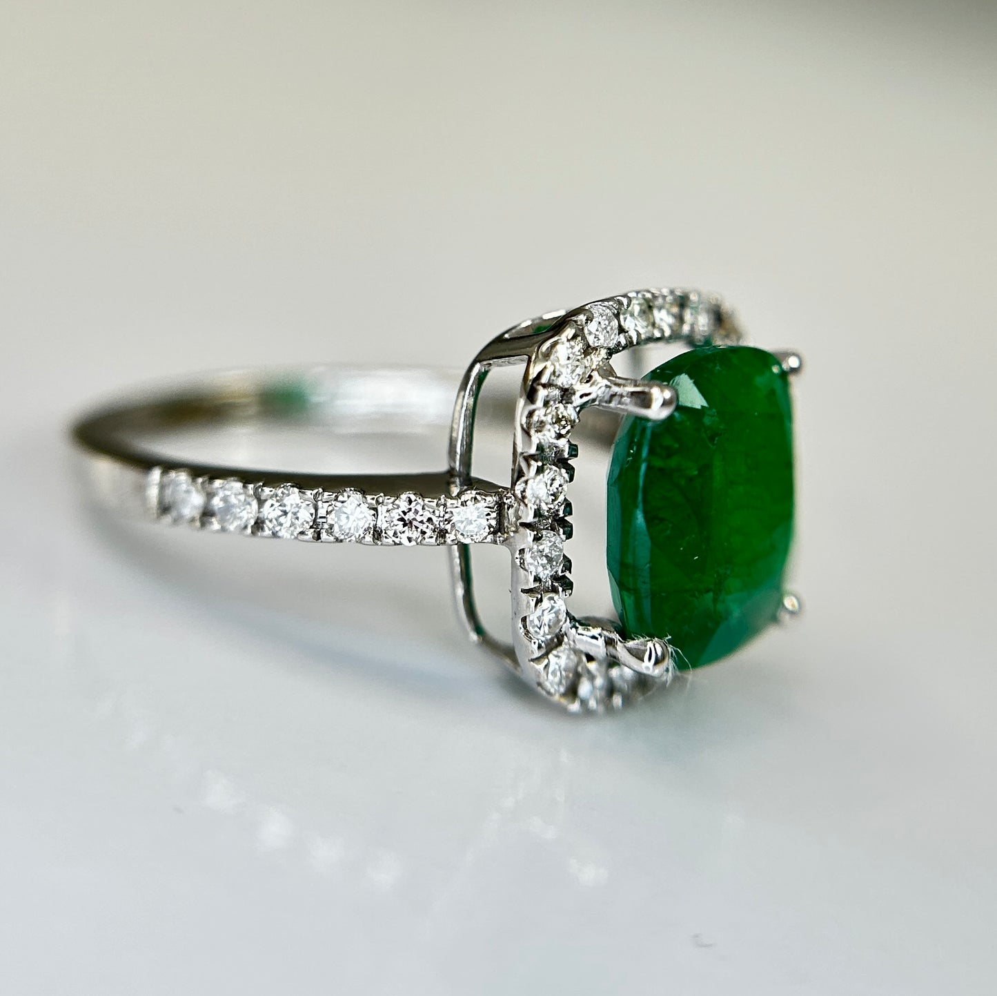 Beautiful Natural 2.81ct Emerald With Natural Diamonds & 18k Gold