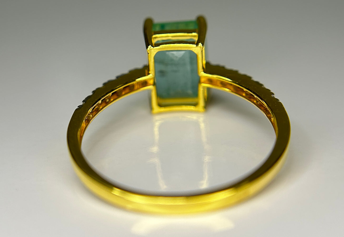 Beautiful Natural Emerald 2.68 CT With Natural Diamonds & 18k Gold