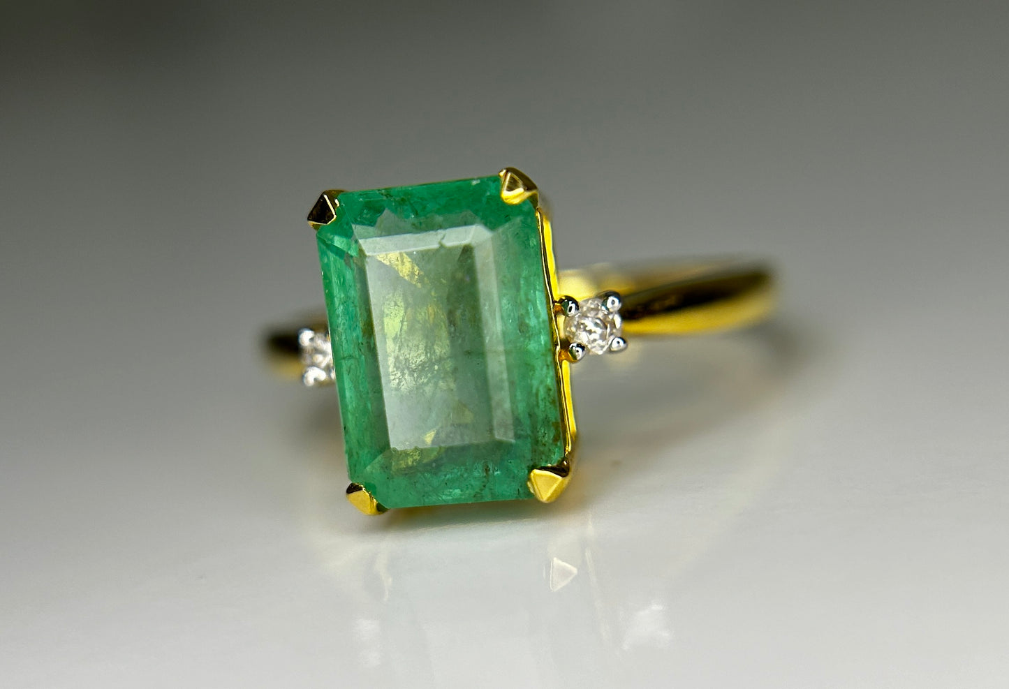 Beautiful Natural Emerald 3.51 CT With Natural Diamonds & 18k Gold