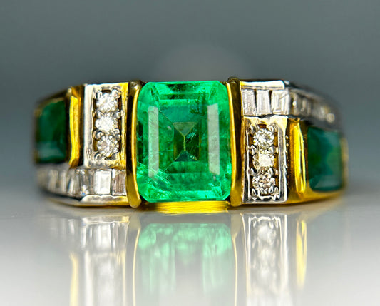 Beautiful 2.80 Carat Natural Emerald Ring With Natural Diamonds and 18k Gold