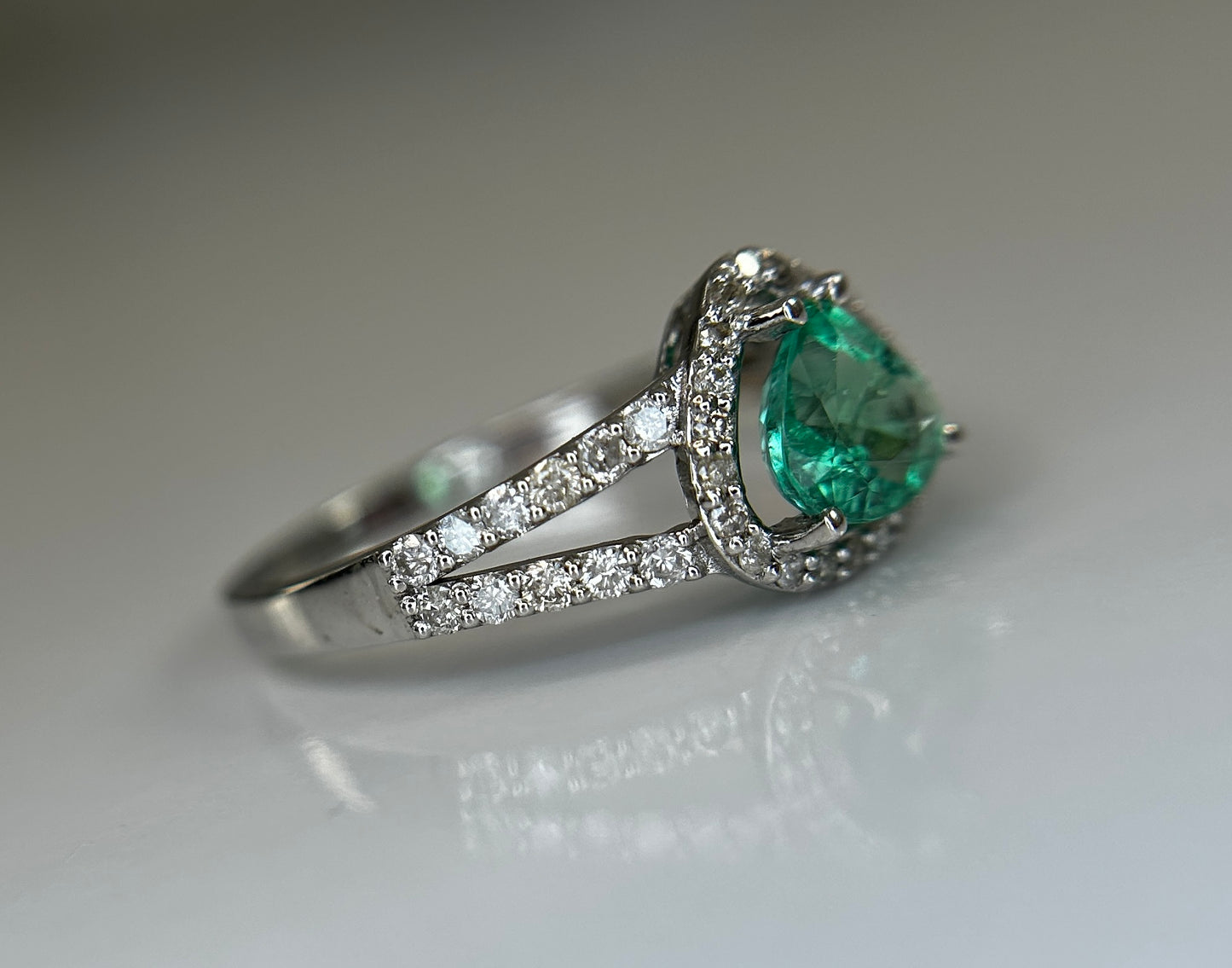 Beautiful Natural Emerald 0.66 CT With Natural Diamonds & 18k Gold