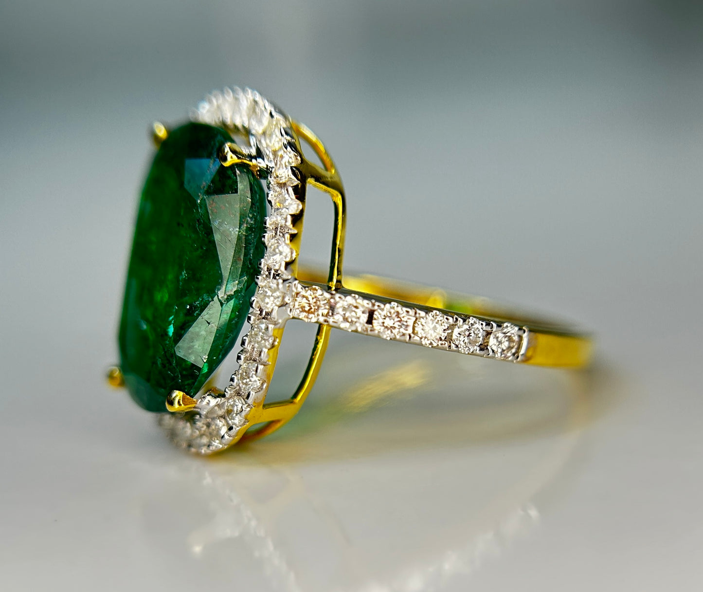 Beautiful Natural Emerald 3.90 CT With Natural Diamonds & 18k Gold