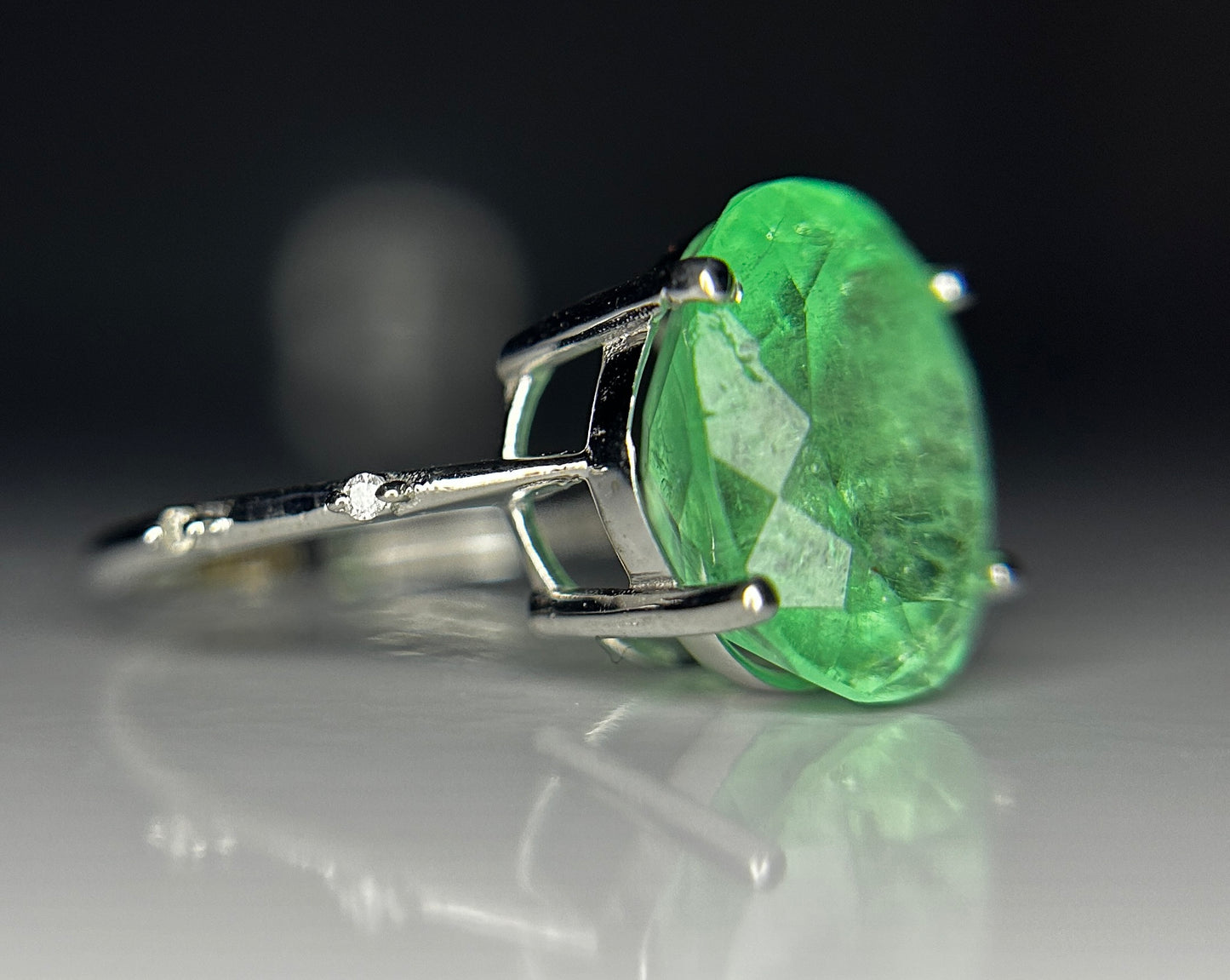 Beautiful 5.47ct Natural Colombian Emerald With Natural Diamonds & 18k Gold