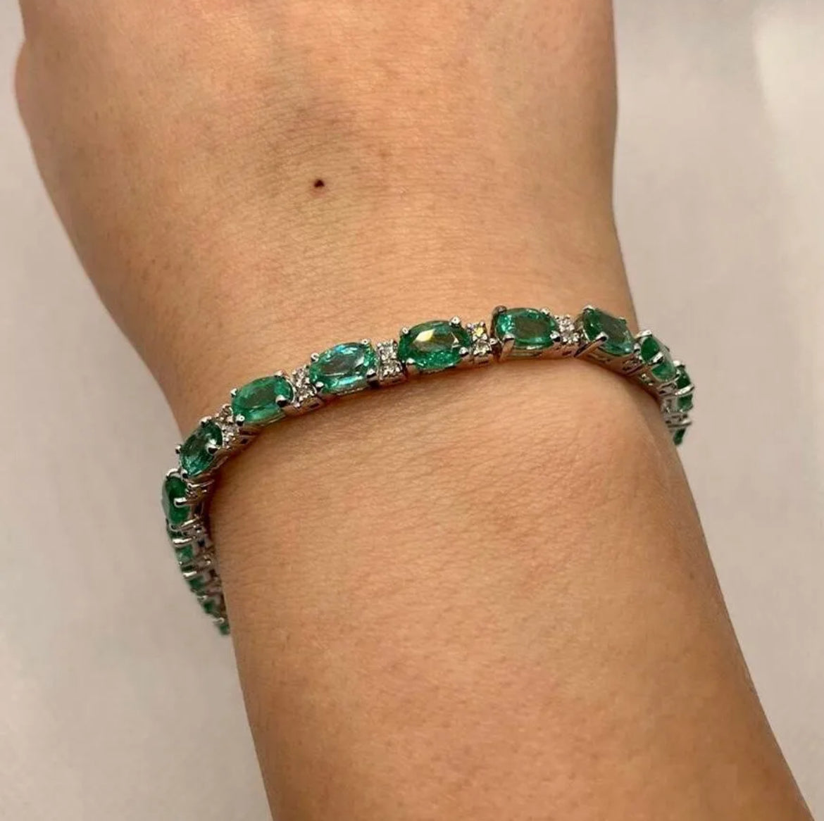 Beautiful 11.10 CTS Natural Emerald Bracelet With Natural Diamonds & 18k Gold