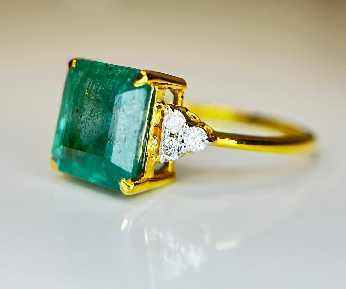 Beautiful Natural Emerald 3.25 CT With Natural Diamonds & 18k Gold