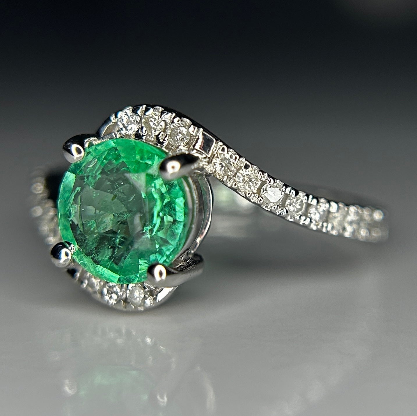 Beautiful 1.00ct Natural Emerald With Natural Diamonds & 18k Gold