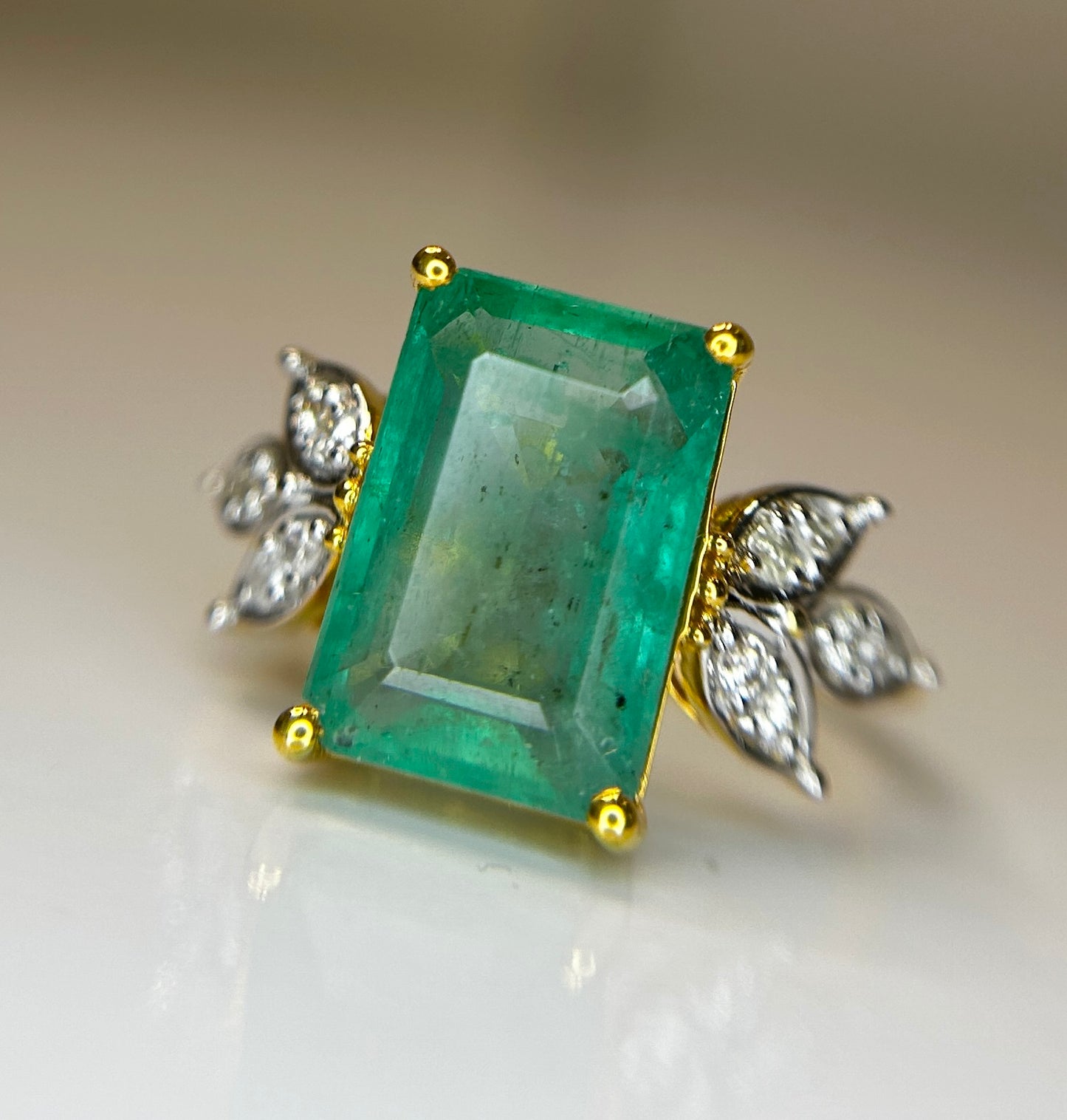 Beautiful Natural Emerald 4.32 CT With Natural Diamonds & 18k Gold