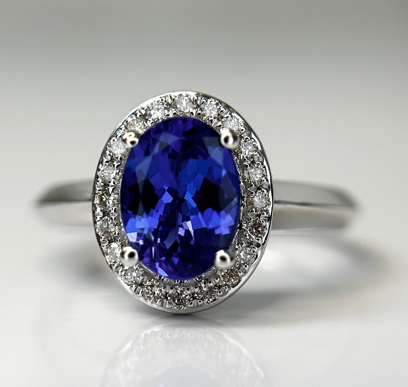 Beautiful Natural Tanzanite Ring With Diamonds and 18k Gold