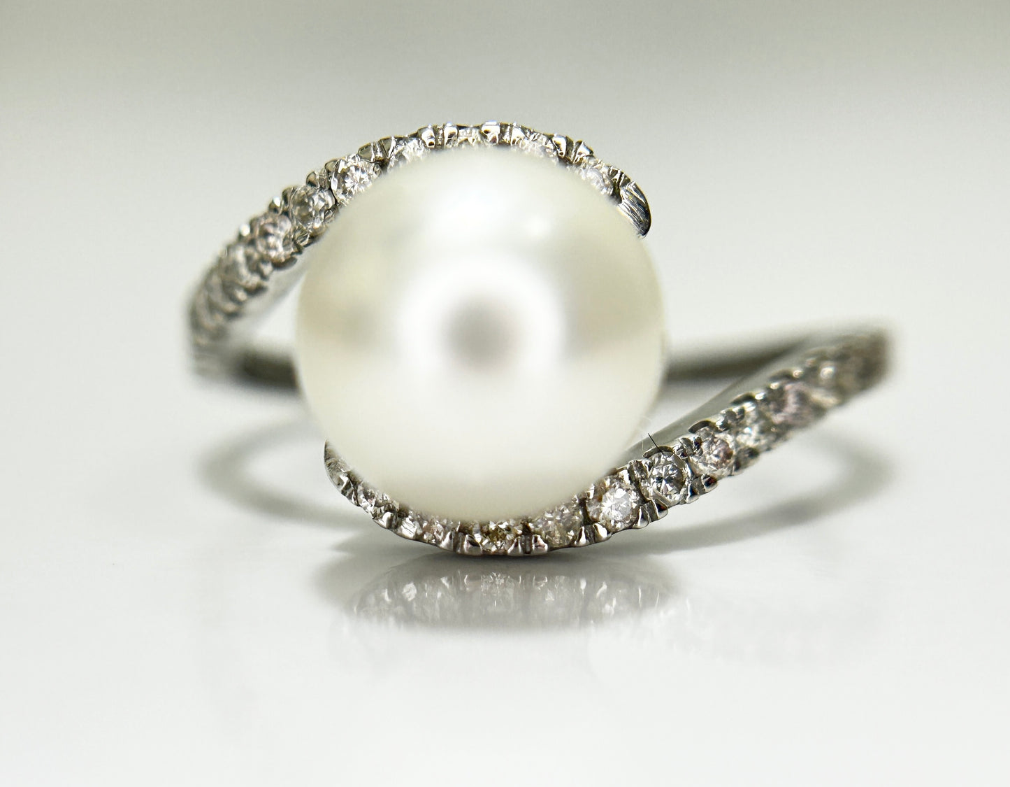 Beautiful 5.12 CT South Sea Pearl With Diamonds & 950 Platinum Ring