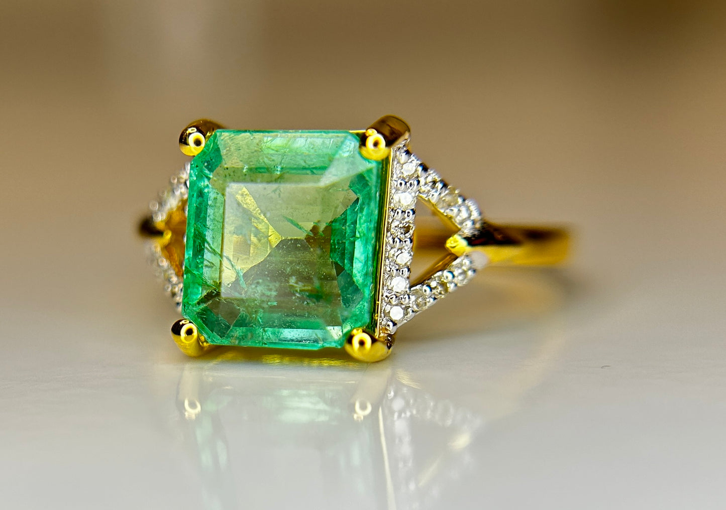 Beautiful Natural Emerald 2.21 CT With Natural Diamonds & 18k Gold