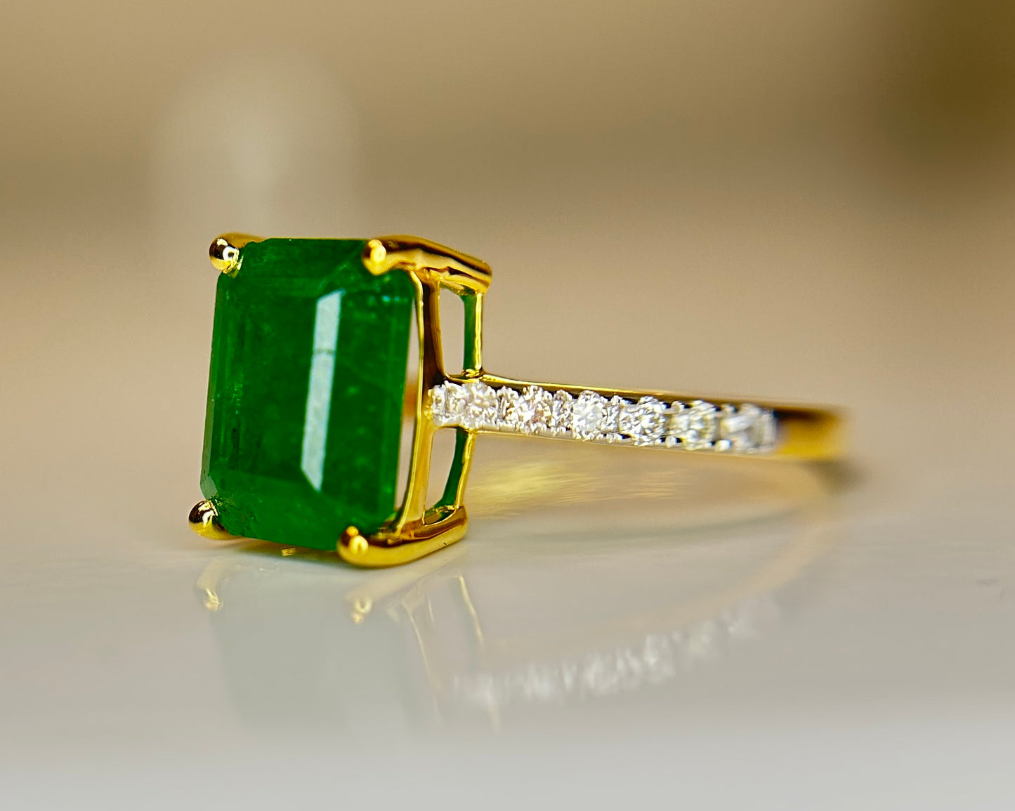 Beautiful Natural Emerald 2.96 CT With Natural Diamonds & 18k Gold