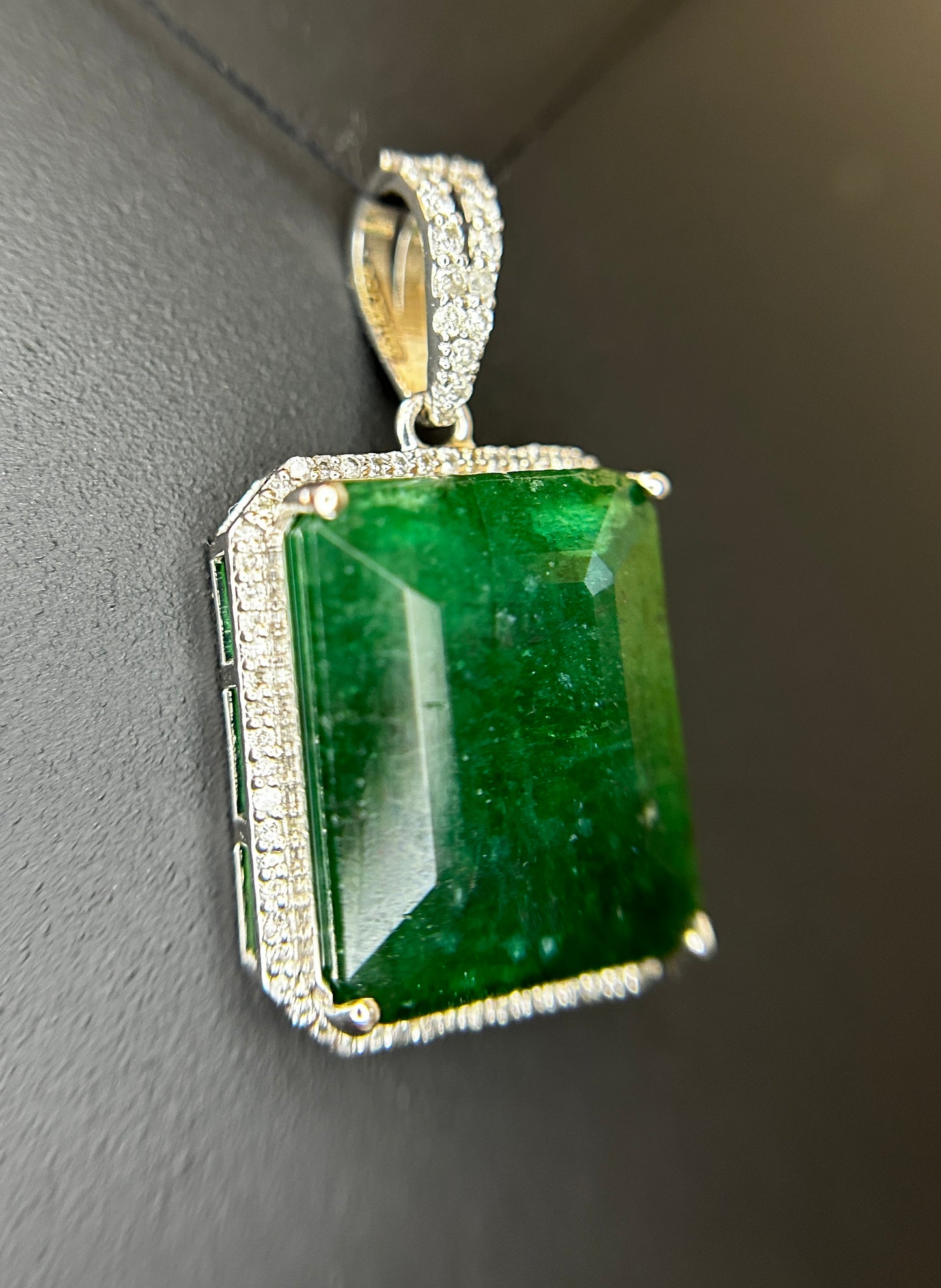 Beautiful 14.39 ct Natural Emerald With Natural Diamonds & 18k Gold