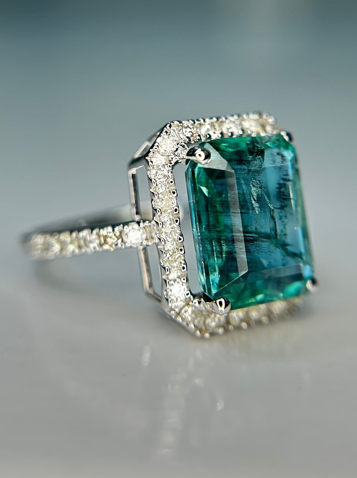 Beautiful Natural Emerald 4.27 CT With Natural Diamonds & 18kGold