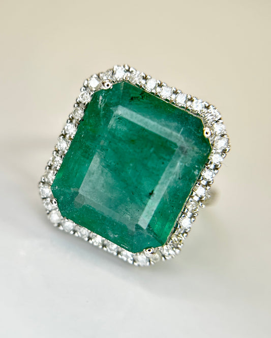 Beautiful Natural Emerald 9.50CT With Natural Diamonds & 18k Gold