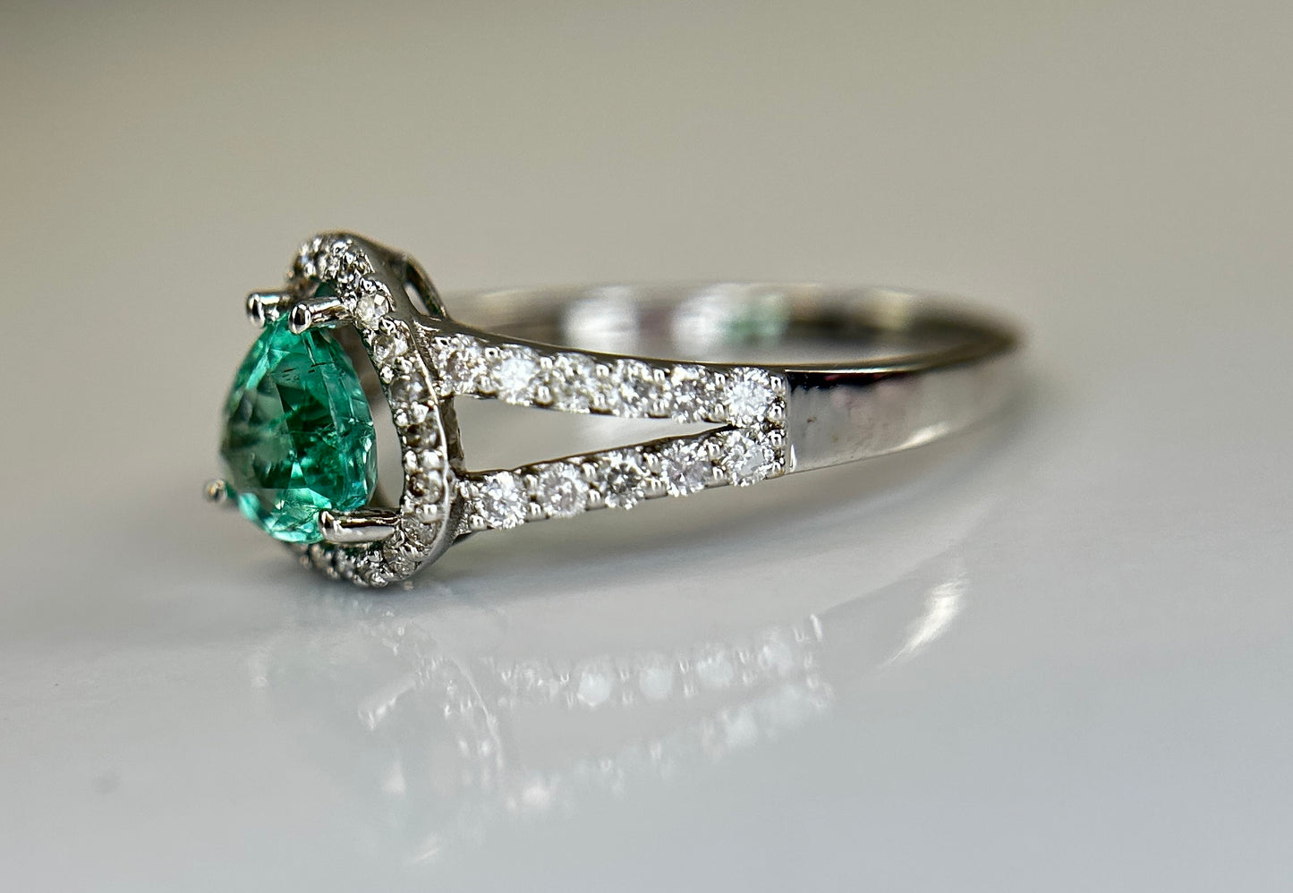 Beautiful Natural Emerald 0.66 CT With Natural Diamonds & 18k Gold