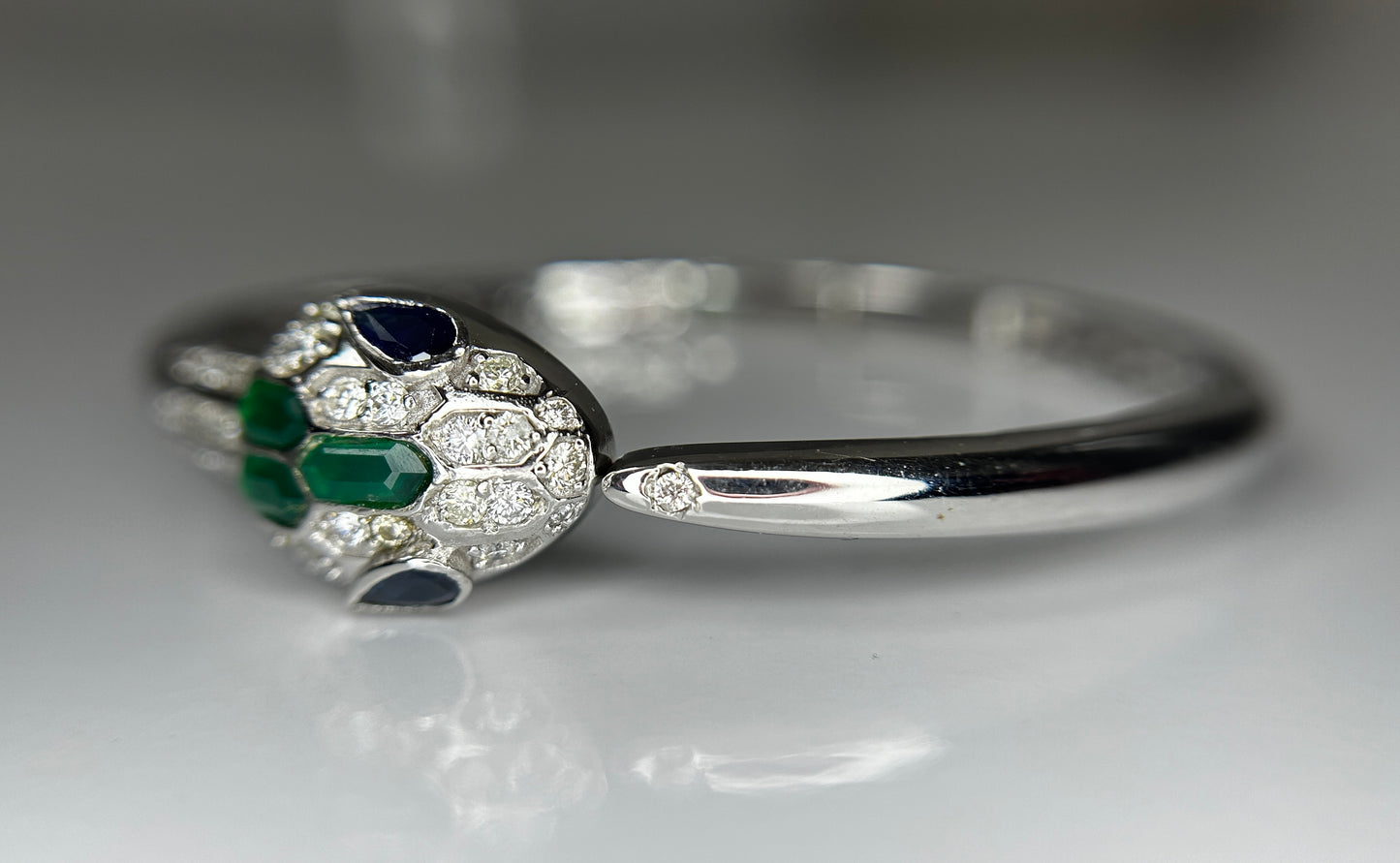 Beautiful Natural Diamond, Blue Sapphire and Green Onyx Snake Bracelet With 18k White Gold