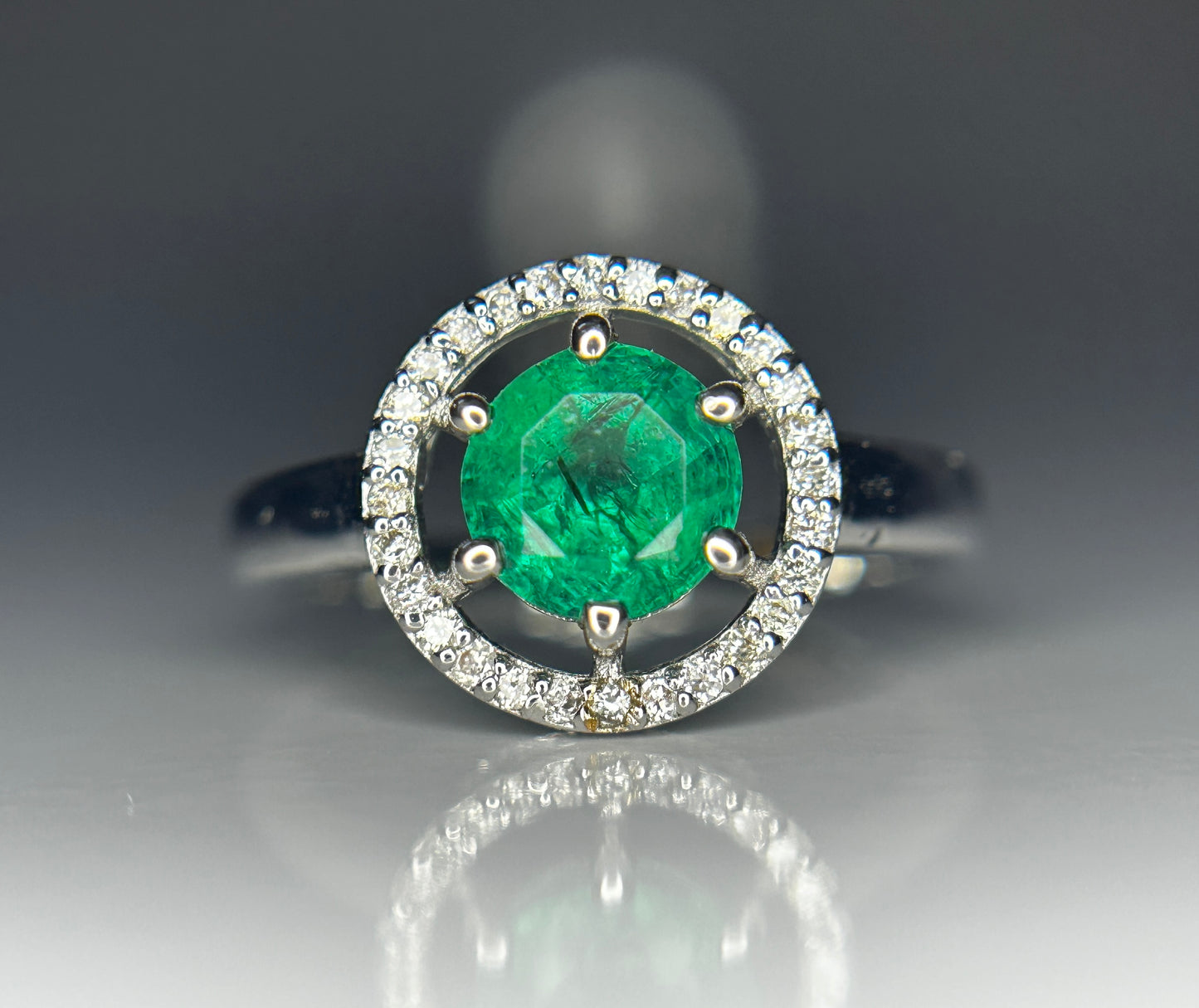 Beautiful Natural Emerald Ring With Natural Diamonds and 18k Gold