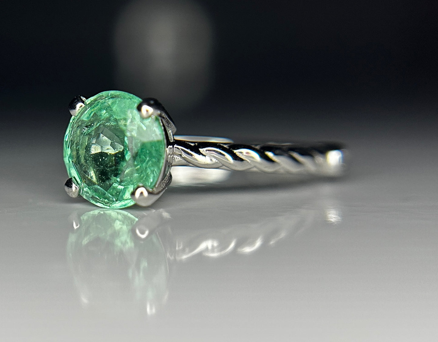 Beautiful 1.35ct Natural Emerald With Natural Diamonds & 18k Gold