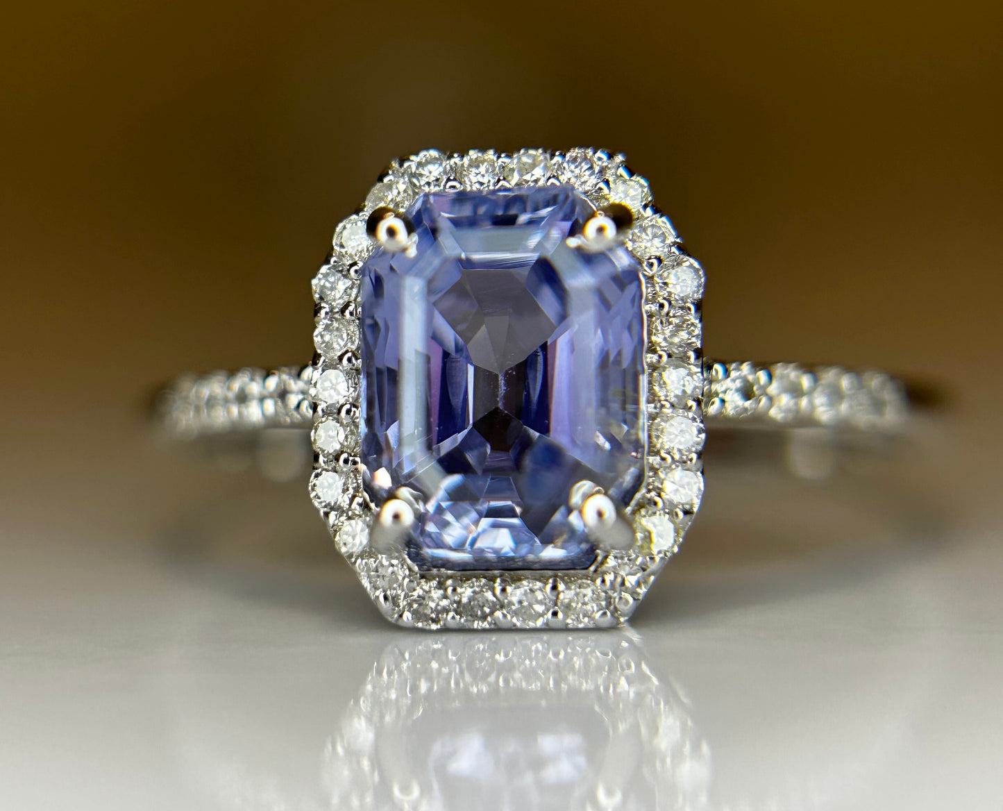 Beautiful 1.75 CT Unheated Ceylon Cornflour Blue Sapphire Diamonds & 18k Gold