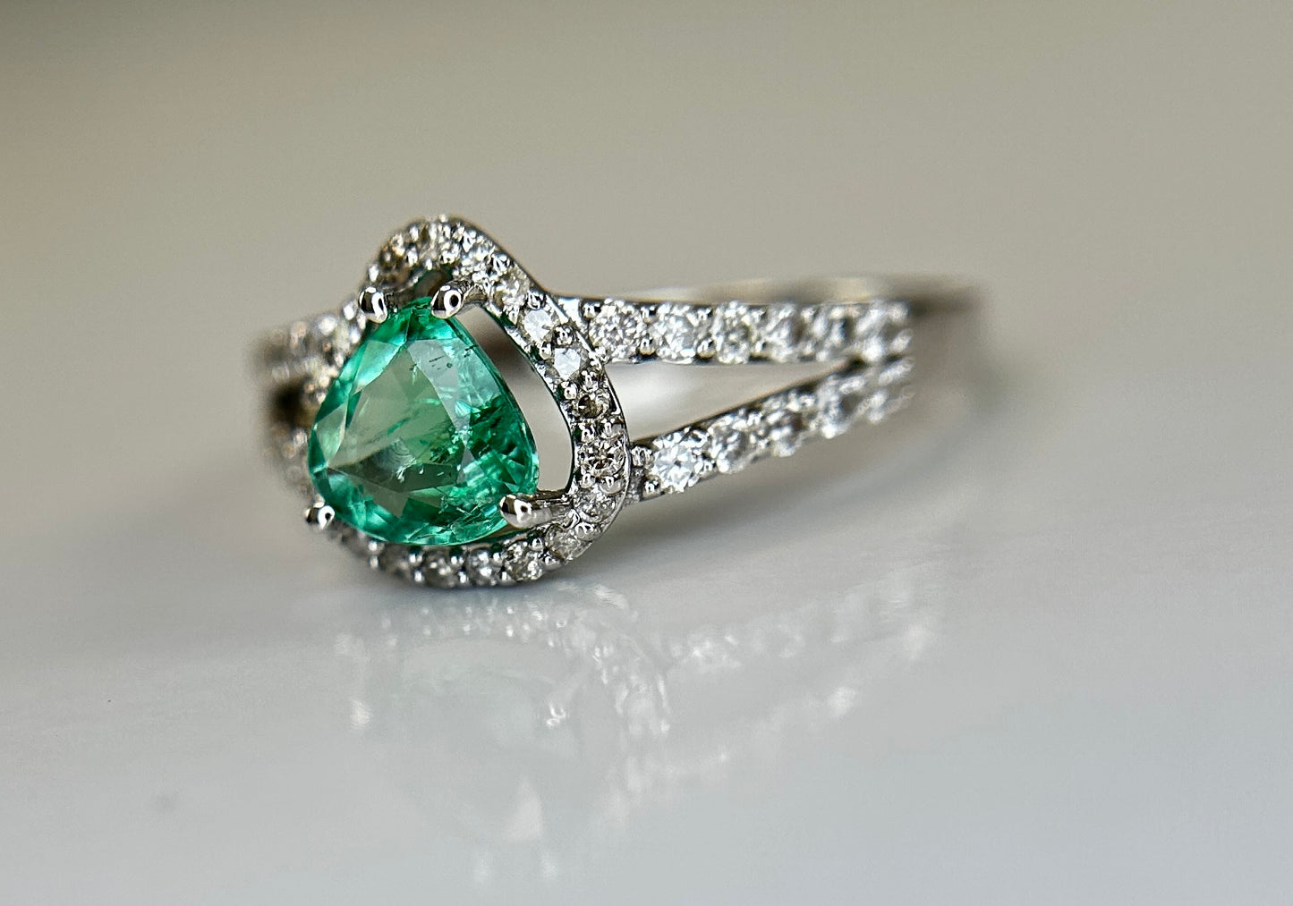 Beautiful Natural Emerald 0.66 CT With Natural Diamonds & 18k Gold