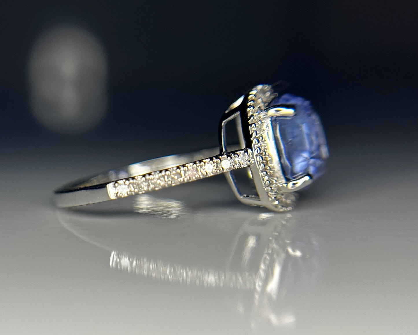 Beautiful 2.84CT Unheated Ceylon Blue Sapphire With Natural Diamonds & 18k Gold